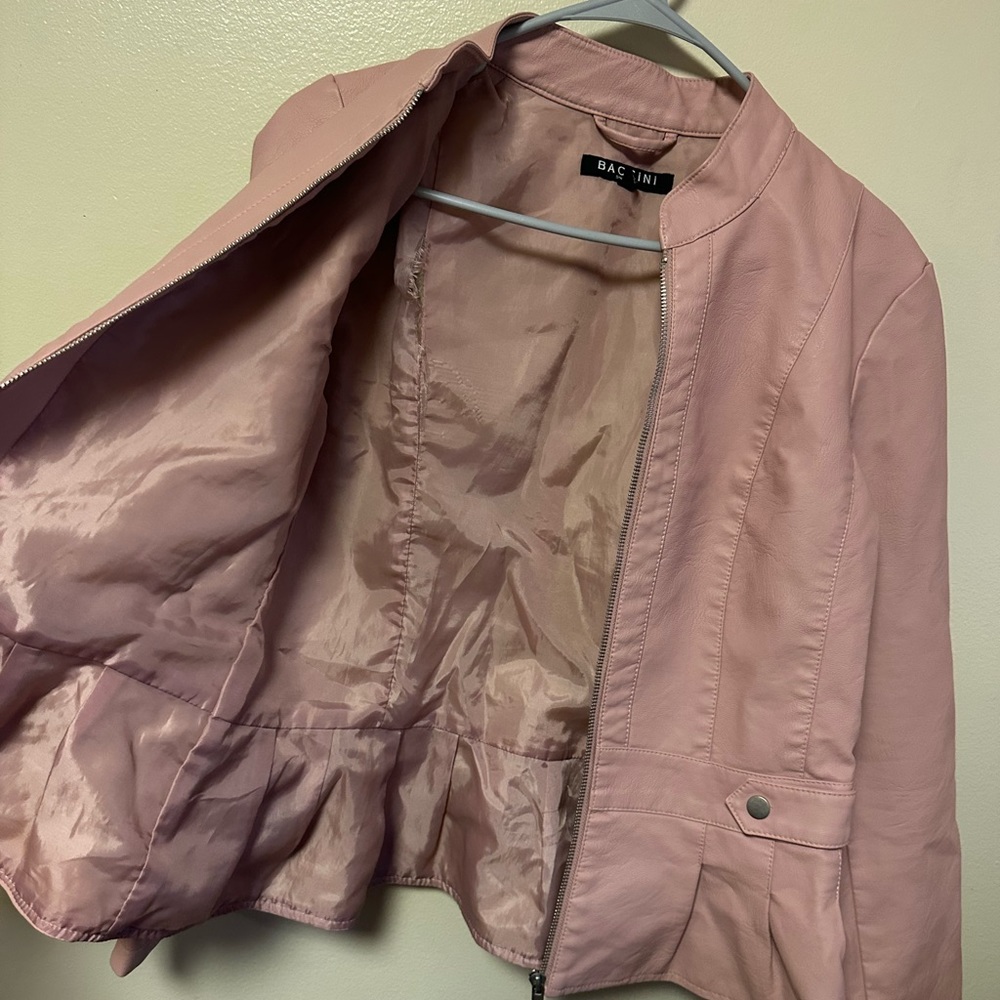 perfect condition, just a scratch inside but you can't see it at all.